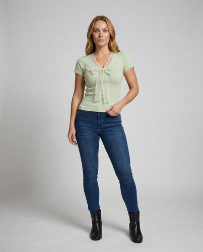Damen nan figurbetontes Kurzarm-Rippstricktop mit Spitzen-V-Ausschnitt und zarter Spitzenschleife EB
