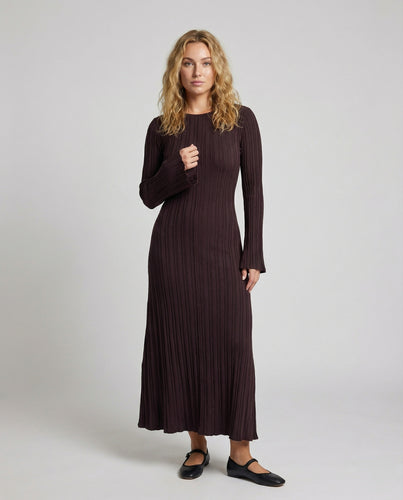 Damen nan fließendes Maxi-Kleid mit feiner Längsfaltenstruktur, Rundhalsausschnitt und dezent ausgestelltem Saum EB