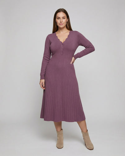 Damen nan langes plissiertes Strick‑Maxikleid mit wellenförmigem V‑Ausschnitt, taillierter Passe, langen Ärmeln und Zierknopfleiste EB