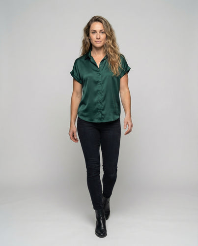 Damen nan locker kastige Kurzarm-Hemdbluse aus seidenähnlichem Satin mit Kentkragen und Umschlagärmeln EB