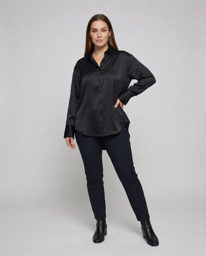 Damen nan seidig glänzende Satinbluse mit Hemdkragen, weitem Oversize-Schnitt, langen Manschetten und gerundetem Saum EB