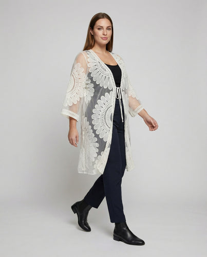 Damen nan transparenter Häkelkimono mit großflächigen Blumen-Spitzenapplikationen, weiten Kimonoärmeln und Bindeband EB
