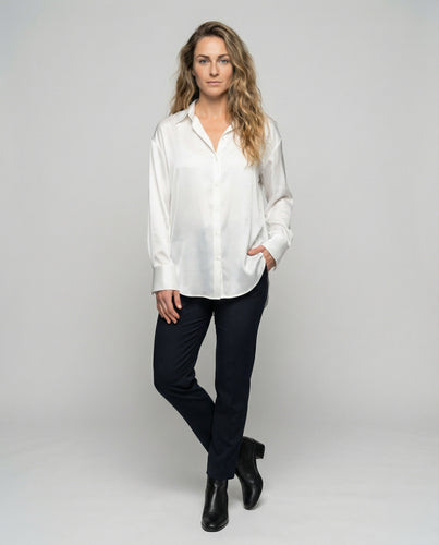 Damen nan weitgeschnittene Seidenoptik-Bluse mit verdeckter Knopfleiste, extra langen Manschetten und abgerundetem Saum EB