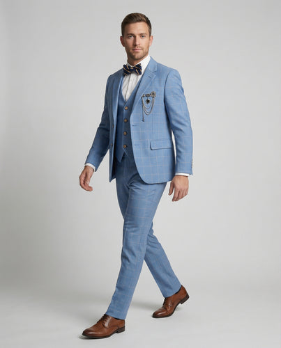 Herren nan elegantes Anzugset mit tailliertem Sakko, Dreiknopfweste, gerade geschnittener Hose und dekorativer Kettenbrosche EB