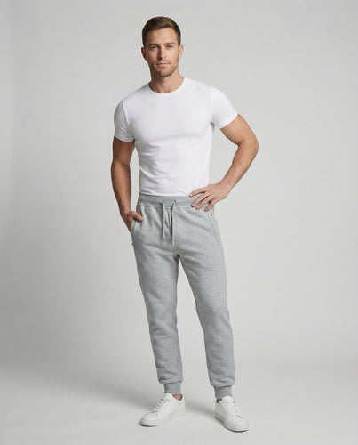 Herren nan urban-minimalistische konisch zulaufende Jogginghose aus dichtem French-Terry mit Kordelzugbund und verdeckten Reißverschlusstaschen EB