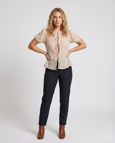 Damen elegante Bluse mit verspieltem Rüschendesign und dekorativen Bindebändern