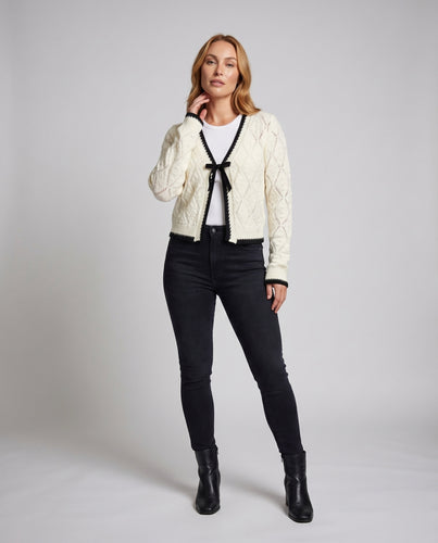 Damen elegante Strickjacke mit romantischem Zopfmuster und detailverliebtem Kordeldesign