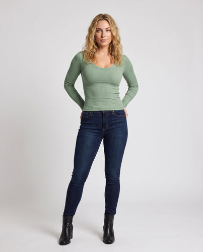 Damen Langarmshirt mit tiefem Rundhalsausschnitt und feiner Rippstruktur