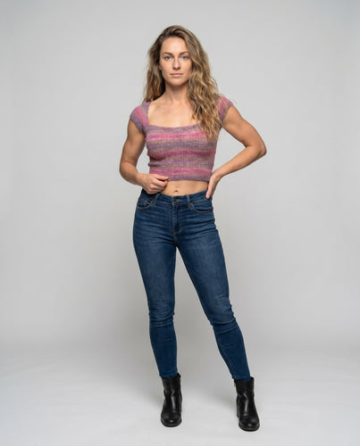Damen modernes Crop-Top mit farbenfrohem Rippdesign und schmalen Ärmeln