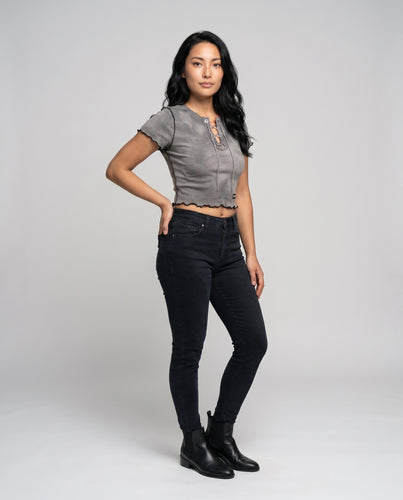 Damen modisches Crop-Top mit raffinierten Schnürdetails und dekorativem Saum