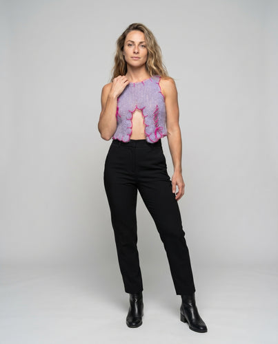 Damen Strick-Oberteil mit besonderen Cut-Out-Details und verspielten Rüschen