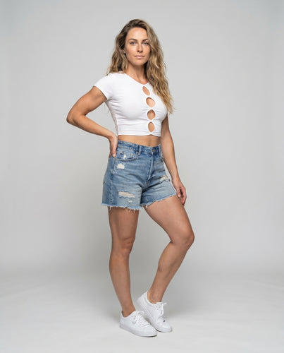 Damen trendige Denim-Shorts mit modischen Cut-Outs und individuellen Fransen