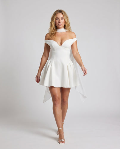 Damen Cocktailkleid mit schulterfreiem Design und fließendem Stoff EB