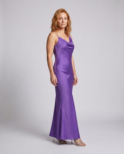 Damen Elegantes Maxi-Kleid mit tiefem V-Ausschnitt und seidiger Oberfläche EB