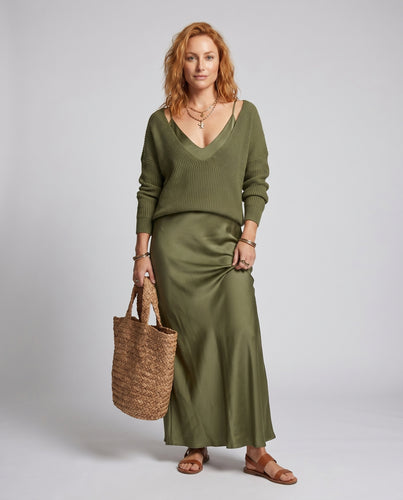 Damen Elegantes Maxikleid aus fließendem Satin mit tiefem V-Ausschnitt EB