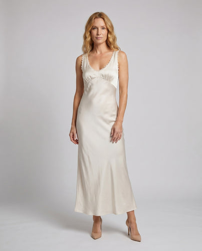 Damen Elegantes Nachtkleid aus fließendem Satin mit zarter Spitzenverzierung EB