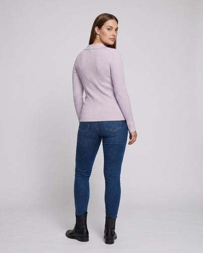 Damen schickes Strickoberteil mit fließendem Saum und eleganten Rüschenärmeln EB