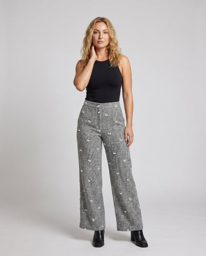 Damen Elegante und bequeme Stoffhose mit strukturiertem Design und dekorativem Muster EB