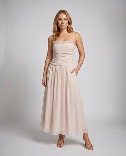 Damen Elegantes Maxikleid mit fließendem Rock und schimmernden Trägern EB