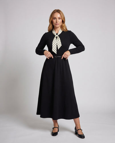 Damen Elegantes Maxikleid mit Taillengürtel und dekorativem Schal EB