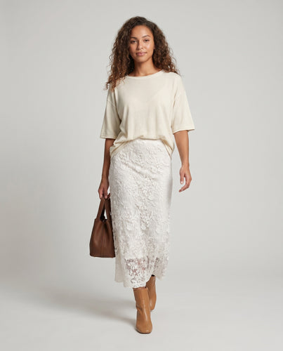Damen Maxi-Kleid mit floralen Stickdetails und elegantem Schlitz EB