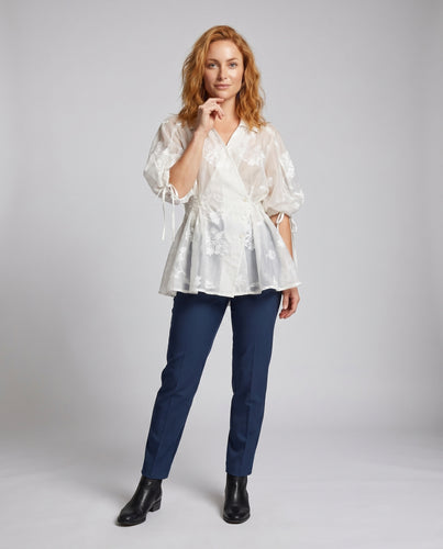 Damen Bluse mit floralen Stickereien und voluminösen Ärmeln EB
