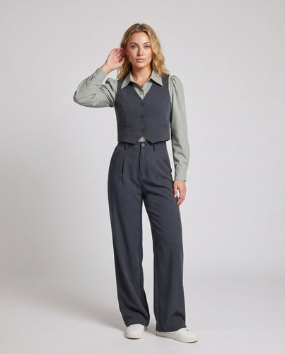 Damen lässiges Set mit taillierter Weste und elegantem Hemd EB