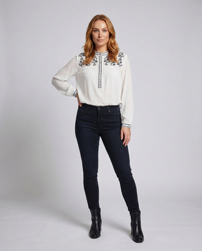 Damen Luftige Bluse mit feinen gestickten Details EB