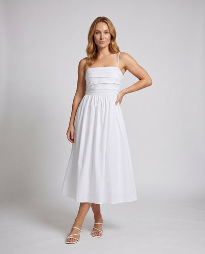 Damen elegantes Sommerkleid mit schmalen Trägern und fließendem Rock