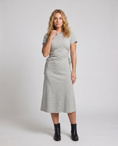 Damen Kleid mit verstellbarem Taillenzeichen und fließendem Schnitt