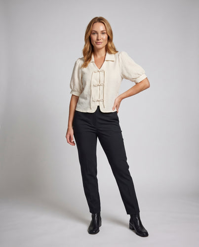 Damen Kurze Bluse mit sanften Puffärmeln und verspieltem Schnürdetail