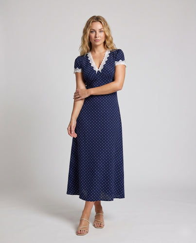 Damen Maxikleid mit zarten Punkten und Spitzenakzenten