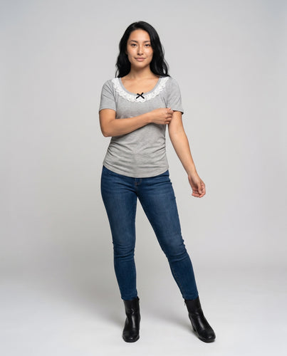 Damen T-Shirt mit Spitzenkragen und seitlichen Rüschen