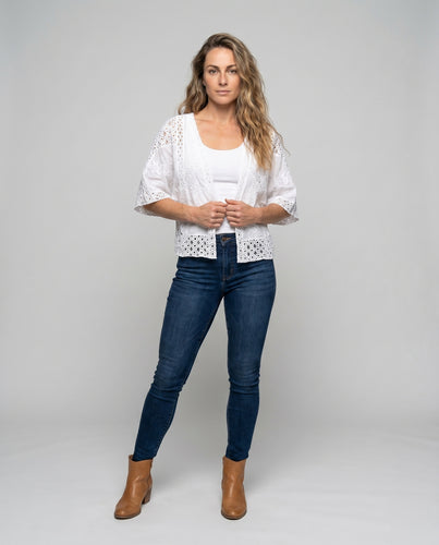 Damen Häkel-Strandkleid mit elegantem Schnitt und luftigen Ärmeln EB