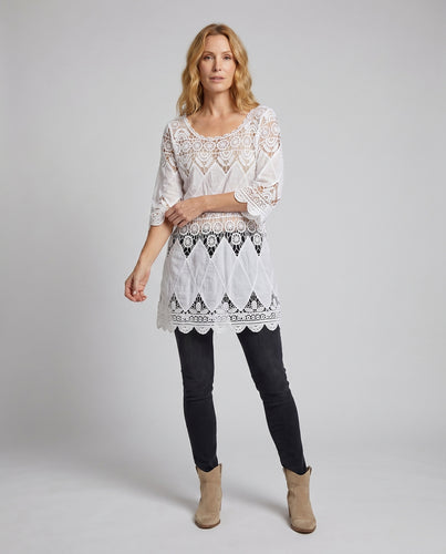 Damen Häkelstrandkleid mit offenen Ärmeln und eleganten Details EB