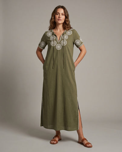 Damen Maxikleid mit verspielten Stickereien und seitlichen Schlitzen Heidi Mode
