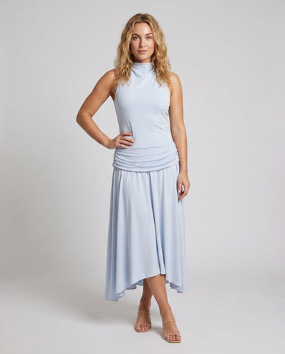 Damen nan ärmelloses Maxikleid mit drapiertem Cowl-Ausschnitt, seitlicher Raffung und asymmetrischem Volantrock