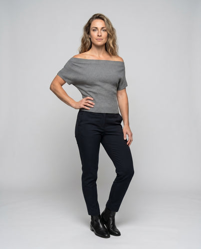 Damen nan asymmetrisches Off-Shoulder Rippstricktop mit feiner Rippenstruktur, taillierter Passform und halblangen Ärmeln