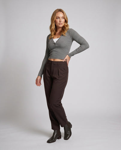 Damen nan Cropped-Wickel-Langarmshirt aus Formstrick mit asymmetrischer Knopfleiste und Crossover-Dekolleté