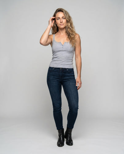 Damen nan elegantes Baumwoll-Rippcami mit Spitzen-Einfassung, Henley-Knopfleiste und figurbetontem Schnitt