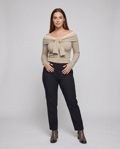 Damen nan figurbetontes asymmetrisches Off-Shoulder-Top mit drapiertem Knoten-Overlay und integriertem Cami
