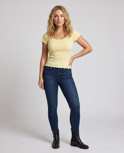 Damen nan figurbetontes Feinjersey-Kurzarmtop mit welligem Saum, zierlicher Schleife und schmaler Silhouette