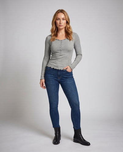 Damen nan figurbetontes Langarmshirt mit Knopfleiste und gewelltem Saum