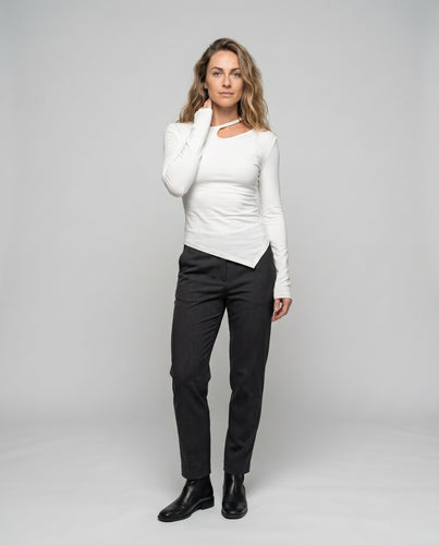 Damen nan figurbetontes Longsleeve mit asymmetrischem Saum, skulpturiertem Cut-Out-Ausschnitt und Holzperlen-Schlaufe