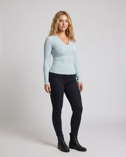 Damen nan figurbetontes Stretchjersey-Langarmshirt mit V-Ausschnitt, formenden Teilungsnähten und verlängerten Manschetten