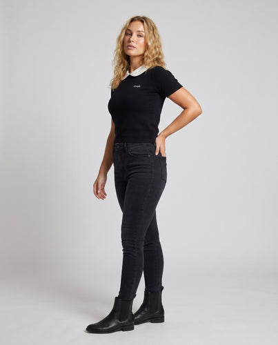 Damen nan figurnahes Kurzarm-Rippshirt mit besticktem Spitzen-Peter-Pan-Kragen und dezenter Bruststickerei