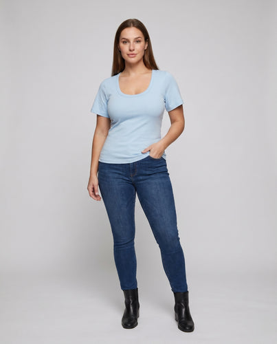 Damen nan formgebendes Kurzarmshirt aus weichem Baumwolljersey mit tiefem Rundhals und taillierter Schnittführung
