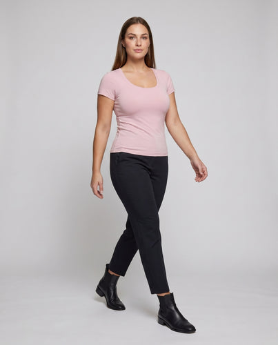 Damen nan formgebendes U-Ausschnitt-Shirt mit nahtlosen Seitenbahnen und Baumwollstretch