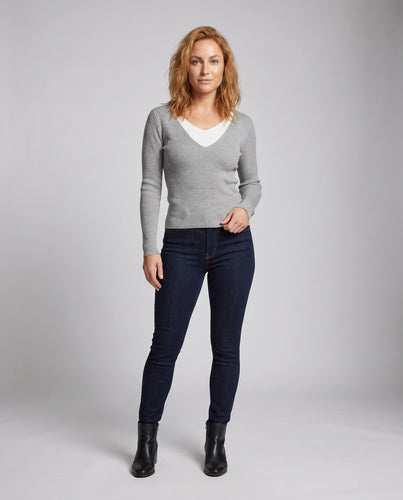 Damen nan gerippter Feinstrickpullover mit doppeltem V-Layer und schmaler Silhouette