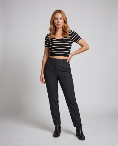 Damen nan gestreiftes Strick-Crop-Top mit breiten Trägern, feiner Rippstruktur und rundem Ausschnitt